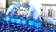 Fortalecimiento de la gestión de la producción y los establecimientos comerciales de agua potable embotellada y envasada - Periódico en línea Cao Bang