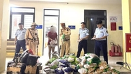 Durante uma busca no carro de uma mulher, a polícia apreendeu mais de 400 kg de salsichas, bolinhos de massa e almôndegas de origem desconhecida.