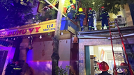 Thanh Hoa rescata a 3 personas atrapadas en un incendio.