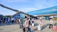 بإمكان السياح في فصل الصيف توفير عدة ملايين من الدونغ من خلال السفر مبكراً والعودة متأخراً.