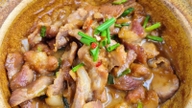 Dieser Eintopf, zubereitet mit stark riechendem Fleisch und anderen Zutaten, ist ein Gericht, das manche fürchten, andere aber lieben und das sich in eine reichhaltige, geschmackvolle Mahlzeit verwandelt, die hervorragend zu Reis passt.