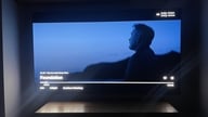 テレビ画面に表示される字幕の周りに、かすかな光がぼんやりと浮かび上がっているのはなぜですか？