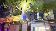 پولیس نے جلتے ہوئے گھر میں پھنسے تین افراد کو بچا لیا۔