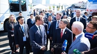Perdana Menteri mengunjungi pameran yang menampilkan potensi industri, teknologi tinggi, dan ekspor Tatarstan, Rusia.