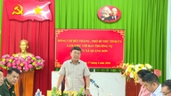 O vice-secretário do Comitê Provincial do Partido, Bui Thang, dirige os esforços para superar as dificuldades na comuna de Quang Son.