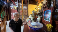 A hősies vietnami anya, Nguyen Thi Chau összetört szívvel várja, hogy megtalálja és hazahozza gyermekeit.
