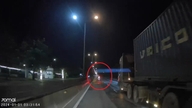 La policía de tránsito de Hai Phong utilizó un vehículo especial para despejar el camino y permitir el traslado de una mujer embarazada al hospital en plena noche.