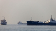Eo biển Hormuz mở cửa 'ngay lập tức', 500 tàu thuyền chờ lệnh giải cứu
