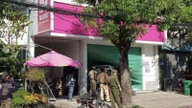 Une camionnette percute un magasin après un accident impliquant plusieurs véhicules dans le quartier de Tam Binh.