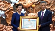 Eski Kamboçya'nın Vietnam Büyükelçisi Bayan Chea Kimtha'ya Dostluk Nişanı'nın takdim edildiği tören.