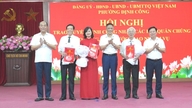 Dinh Cong Ward presenterer avgjørelser som anerkjenner masseorganisasjoner.