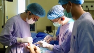 Un nuevo avance en el tratamiento del cáncer óseo infantil: reemplazo de la articulación del crecimiento en un paciente de 6 años.