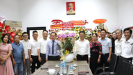 Der stellvertretende Vorsitzende des Volkskomitees von Ho-Chi-Minh-Stadt, Nguyen Manh Cuong, besucht die Presseagenturen und gratuliert ihnen.