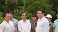 Næstformand for den provinsielle folkekomité, Phung Thanh Vinh, inspicerer fremskridtene i udbetalingen af ​​offentlig investeringskapital i bjergkommuner.