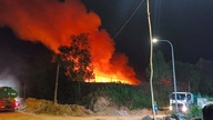 Die Einsatzkräfte waren die ganze Nacht über im Einsatz, um den Brand auf der Mülldeponie Nghia Ky zu löschen.