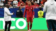 ২০২৬ বিশ্বকাপে ক্রিশ্চিয়ানো রোনালদো ও এক বৈপরীত্য: যখন কিংবদন্তিরাই বাধা হয়ে দাঁড়ান।