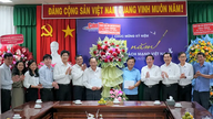 Les dirigeants du Comité du Parti de la ville présentent leurs félicitations à l'occasion de la Journée de la presse révolutionnaire vietnamienne.