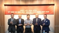 Embaixadores de quatro países visitam e parabenizam a Agência de Imprensa e Radiodifusão de Hanói.