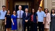 Der vietnamesische Botschafter in Frankreich traf sich mit dem Designer Minh Hạnh und dem Direktor des Literaturtempels – Nationales Universitätszentrum.