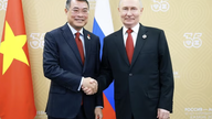 El primer ministro Le Minh Hung se reúne con el presidente Putin para acelerar el proyecto de la central nuclear Ninh Thuan 1.