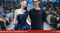 Toc Tien y otras muchas estrellas ofrecieron una actuación inaugural espectacular en la 21ª Semana Internacional de la Moda de Vietnam.