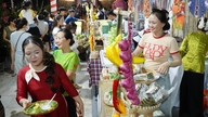 Kostenloses Buffet mit traditionellen Kuchen und Früchten am Ninh Kieu Wharf.