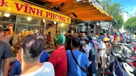 Drakenbootfestival: Enorme menigten staan ​​tot wel twee uur in de rij om geroosterde eend te kopen in Ho Chi Minh-stad.