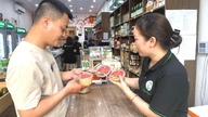 Durante o Festival do Barco Dragão, o mercado de frutas e alimentos fica bastante movimentado.