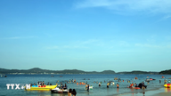 Quang Ninh: گرم موسم گرما کے مہینوں میں ساحل سمندر اور جزیرے کی سیاحت سیاحوں کو اپنی طرف متوجہ کرتی ہے۔