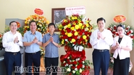 Đồng chí Trần Quốc Toản, Phó Bí thư Thường trực Tỉnh ủy, Chủ tịch Ủy ban MTTQ Việt Nam tỉnh chúc mừng các cơ quan thường trú Báo Nhân Dân, Thông tấn xã Việt Nam tại Hưng Yên