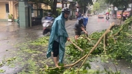 ພາຍຸ ແລະ ລົມແຮງໄດ້ເຮັດໃຫ້ມີຄົນໄດ້ຮັບບາດເຈັບໜຶ່ງຄົນ ແລະ ທຳລາຍຫຼັງຄາເຮືອນຫຼາຍຫຼັງໃນເມືອງເຫວ້.