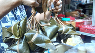 Svegliarsi presto per andare al mercato e acquistare le offerte per la Festa delle Barche Drago.