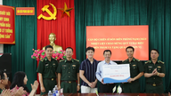 El viceministro de Salud, Nguyen Tri Thuc, visita a los oficiales y soldados de la estación de la Guardia Fronteriza de Nam Chay y les entrega obsequios.