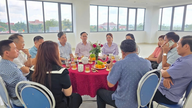 Pleiku Ward organisiert das Programm „Kaffee mit Unternehmen“.