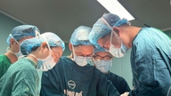De jongen, die al 7 jaar een gigantische, "schildpadschildachtige" tumor had, stond eindelijk voor het eerst rechtop.