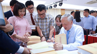 Presentación del libro a cargo del ex viceprimer ministro Nguyen Hoa Binh.