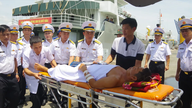 Đưa ngư dân bị tai nạn từ Trường Sa vào bờ an toàn