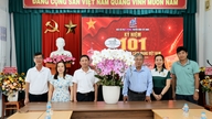 Kurumlar ve birimler Tay Ninh Gazetesi ile Radyo ve Televizyonunu ziyaret ederek tebriklerini iletti.