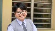 A Dinh Tien Hoang Általános Iskolának 4 kiemelkedő teljesítményt nyújtó tanulója van angol és vietnami nyelvből.