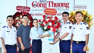 Lực lượng Cảnh sát biển chúc mừng Báo Công Thương tại miền Trung