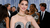 Anne Hathaway, jota kutsutaan "maailman kauneimmaksi naiseksi vuonna 2026", saa hyviä uutisia 44-vuotiaana.