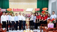 Le aziende si congratulano con il quotidiano e la radio-televisione An Giang in occasione della Giornata della stampa rivoluzionaria del Vietnam.
