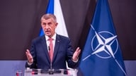Wbrew ogólnym tendencjom w NATO, premier Czech wyjaśnia, dlaczego nie udało się osiągnąć celu zakładającego 2% wydatków na obronę.
