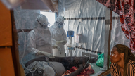 Вирус Эбола быстро распространяется; необходимо отследить местонахождение 35 000 человек.