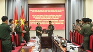 رائل کمبوڈین آرمی کے تربیت یافتہ افراد کے ایک وفد نے صوبہ Quang Ninh کی بارڈر گارڈ کمانڈ کا دورہ کیا اور مطالعہ کیا۔