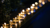 Hàng nghìn người thắp nến tưởng niệm nạn nhân Covid-19 tại Tượng đài Giọt nước