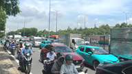 An Phu kavşağında ciddi trafik sıkışıklığı var.