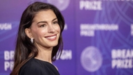 Anne Hathaway menerima berita baik.