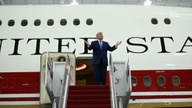 Em meio à controvérsia, o presidente Trump apresenta o novo modelo do Air Force One.