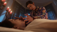 Die Kinos werden mit Horrorfilmen überschwemmt; die Filmbehörde erlässt eine Anweisung.